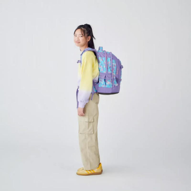 SATCH Schulrucksack pack 80s Dance Vorderansicht Mädchen von der Seite