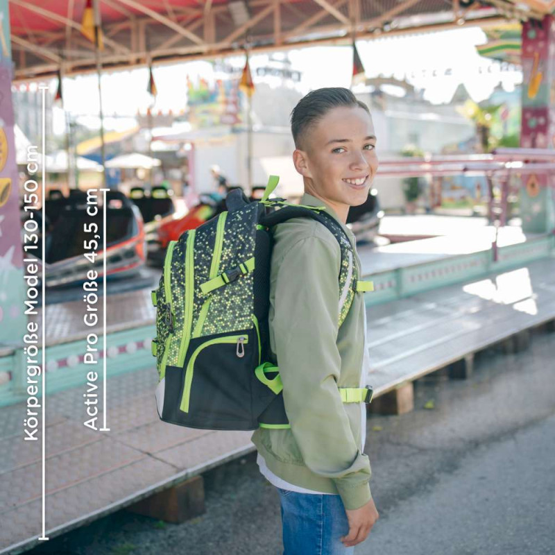 NEOXX Schulrucksack Active Pro Pixel in my mind mit Kind stehend