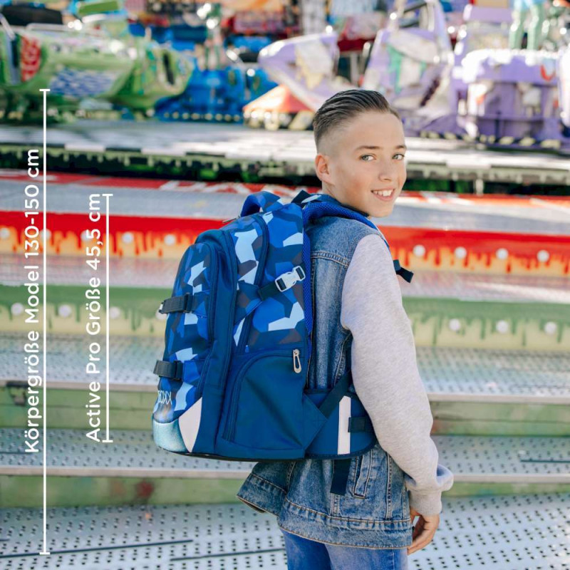 NEOXX Schulrucksack Active Pro Camo nation mit Kind stehend