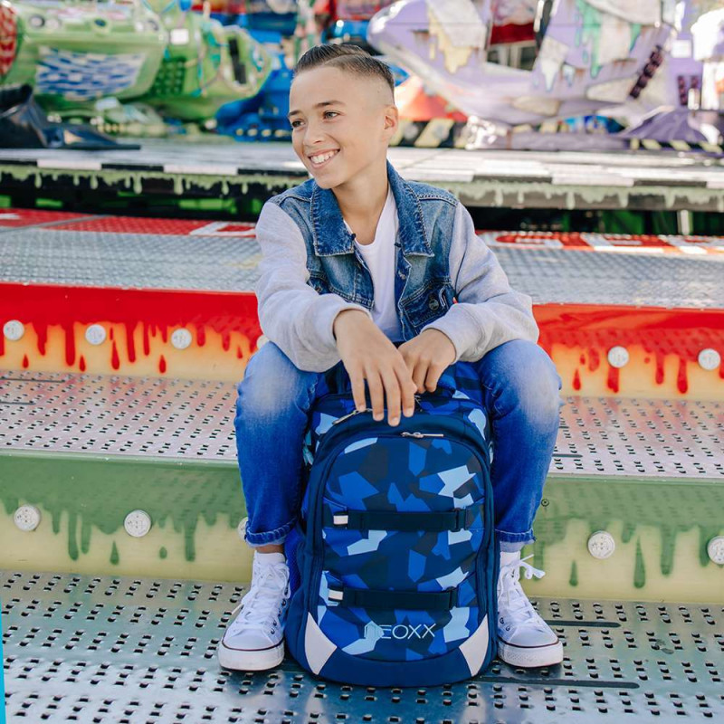 NEOXX Schulrucksack Active Pro Camo nation mit Kind sitzend