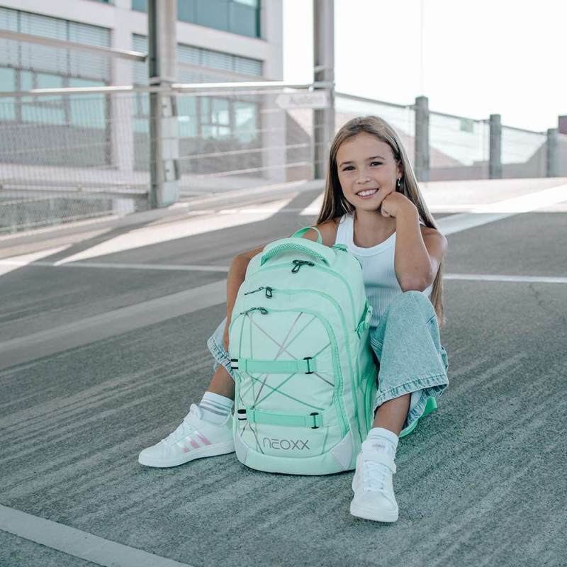 NEOXX Schulrucksack Active Pro Mint to be mit Kind sitzend