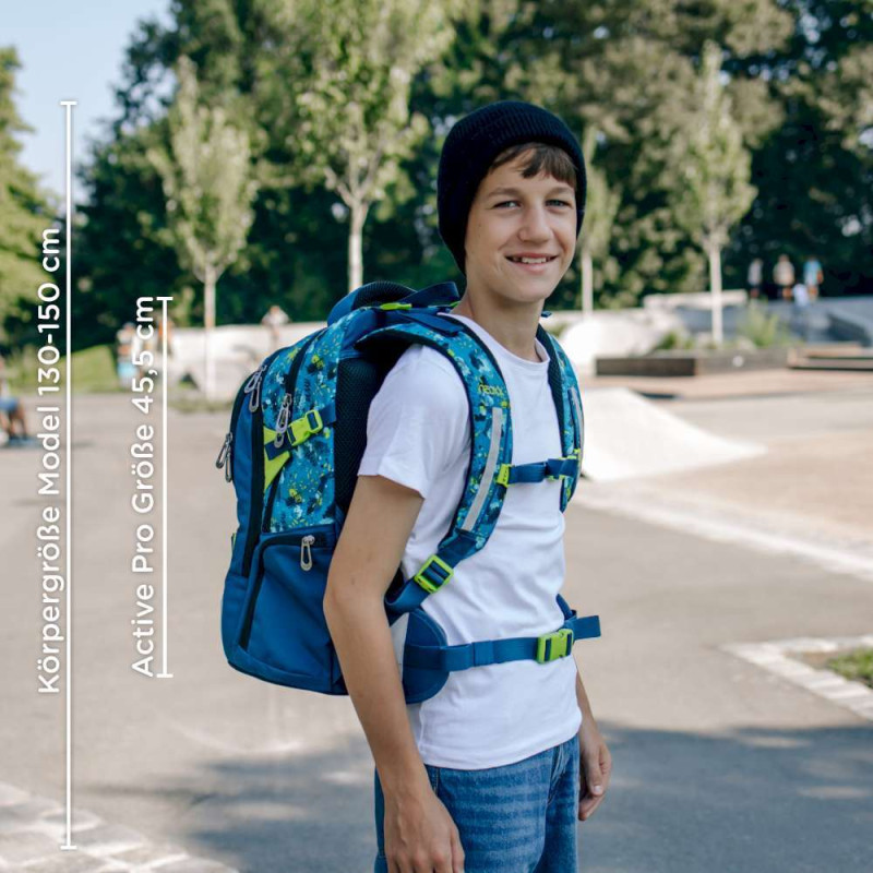 NEOXX Schulrucksack Active Pro Petrol extreme mit Kind stehend