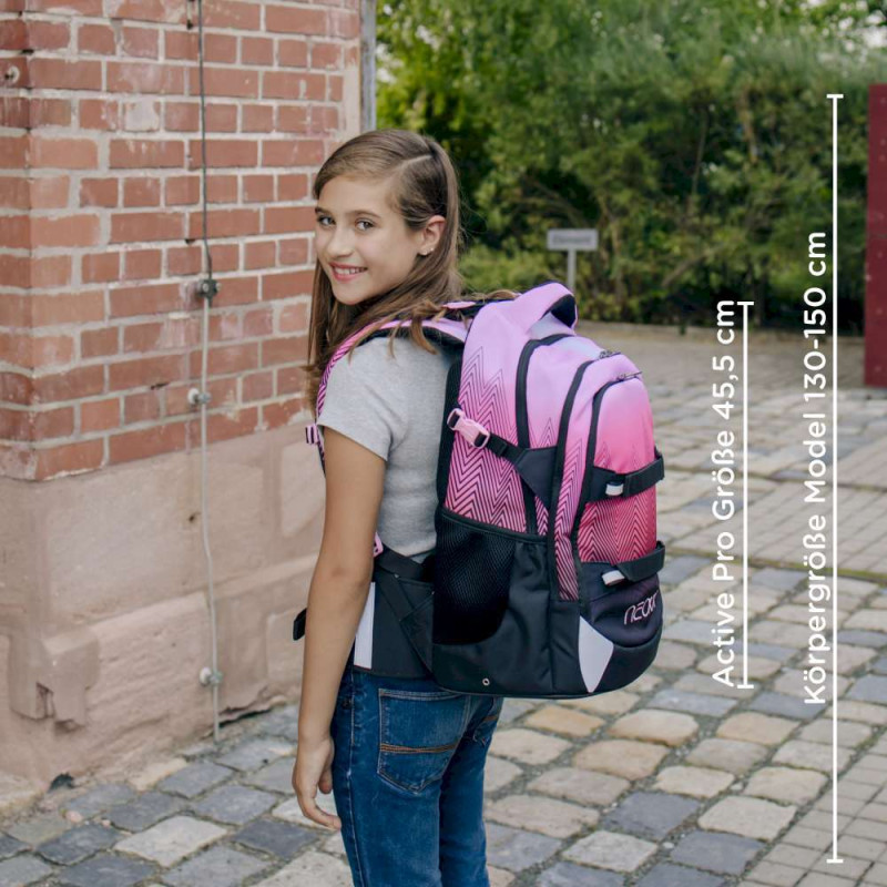 NEOXX Schulrucksack Active Pro Sweet like sunset mit Kind stehend