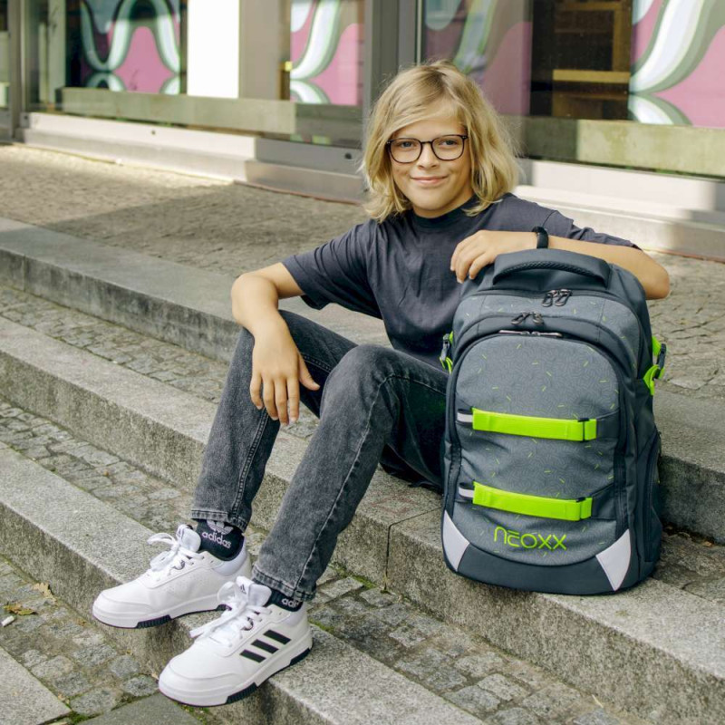 NEOXX Schulrucksack Active Pro  BOOM! sitzend