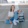 NEOXX Schulrucksack Active Pro Wool the World mit Kind sitzend