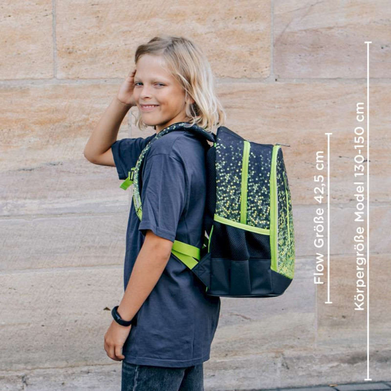 NEOXX Schulrucksack Flow Pixel in my mind mit Kind stehend