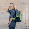 NEOXX Schulrucksack Flow Pixel in my mind mit Kind stehend