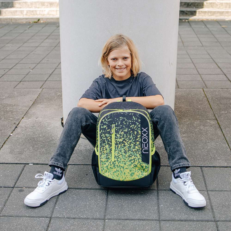 NEOXX Schulrucksack Flow Pixel in my mind mit Kind sitzend