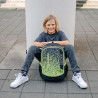 NEOXX Schulrucksack Flow Pixel in my mind mit Kind sitzend