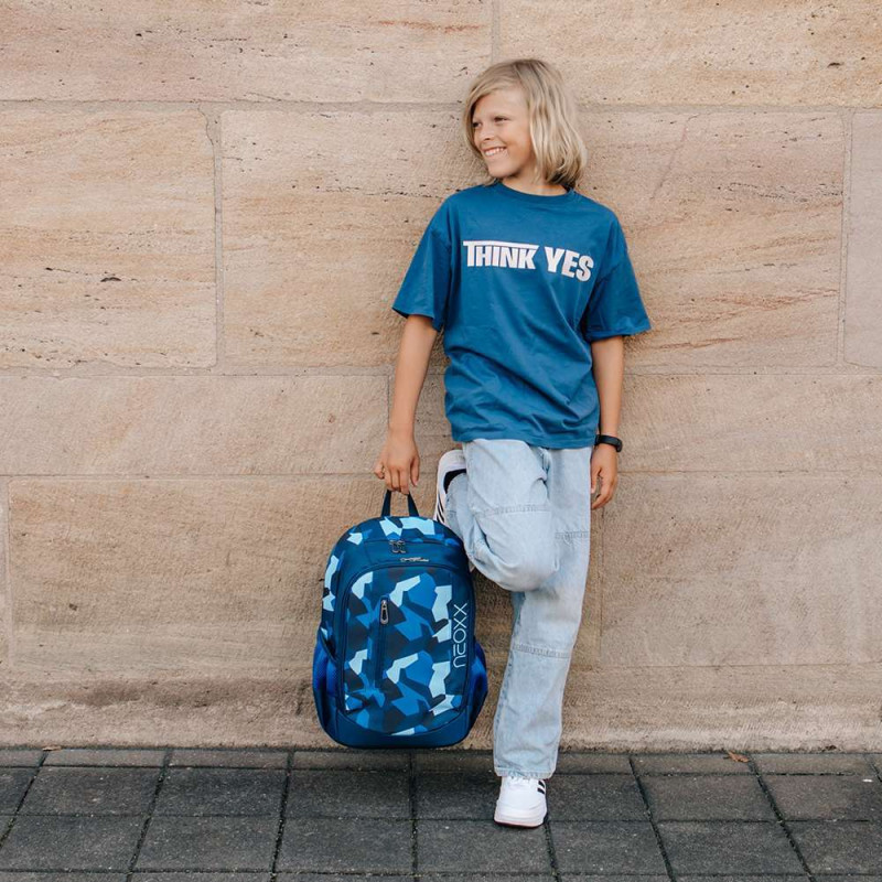 NEOXX Schulrucksack Flow Camo nation mit Kind stehend