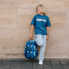 NEOXX Schulrucksack Flow Camo nation mit Kind stehend