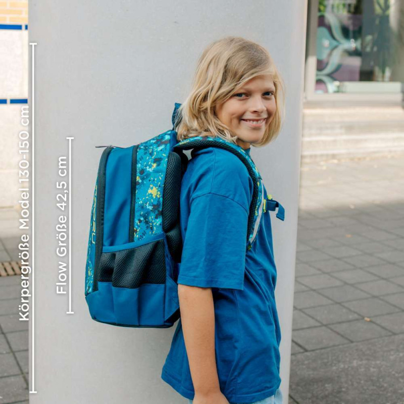NEOXX Schulrucksack Flow Petrol extreme mit Kind seitlich