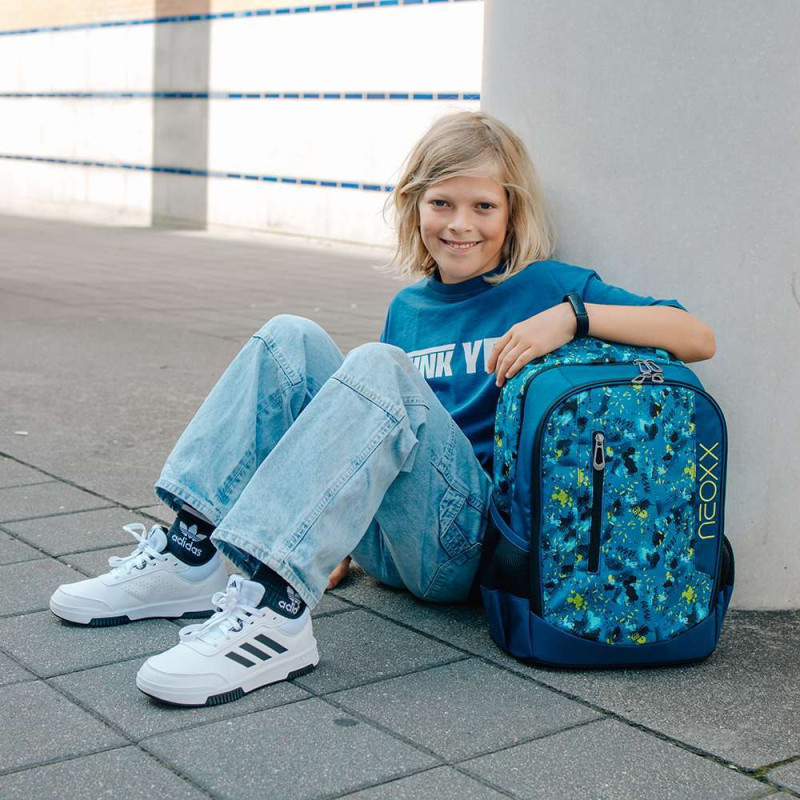NEOXX Schulrucksack Flow Petrol extreme mit Kind sitzend