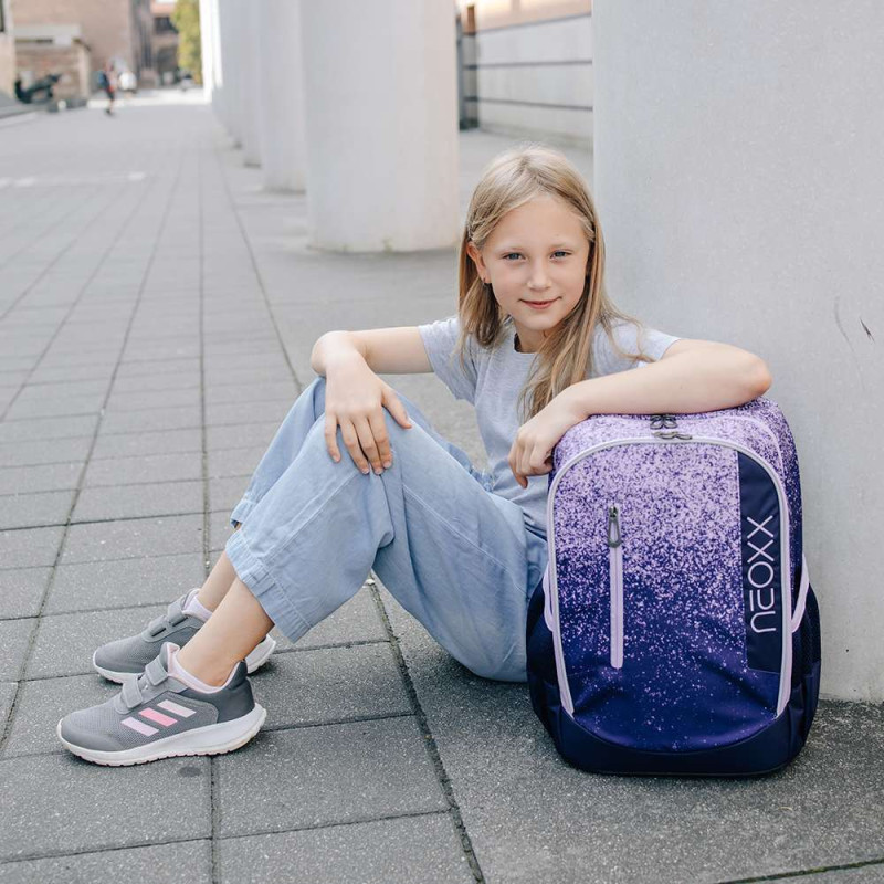 NEOXX Schulrucksack Flow Glitterally perfect mit Kind sitzend