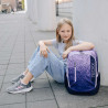 NEOXX Schulrucksack Flow Glitterally perfect mit Kind sitzend