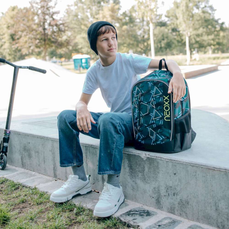 NEOXX Schulrucksack Flow Flash yourself mit Kind sitzend