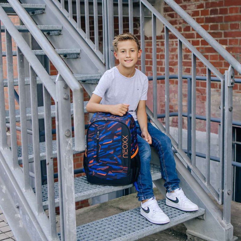 NEOXX Schulrucksack Flow Streetlight Runner mit Kind sitzend
