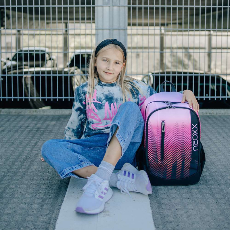 NEOXX Schulrucksack Flow Sweet like sunset mit Kind sitzend