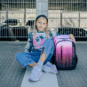NEOXX Schulrucksack Flow Sweet like sunset mit Kind sitzend