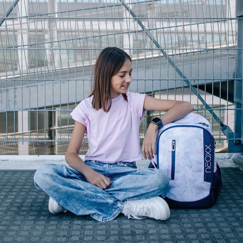 NEOXX Schulrucksack Flow Dreaming of pastel mit Kind sitzend