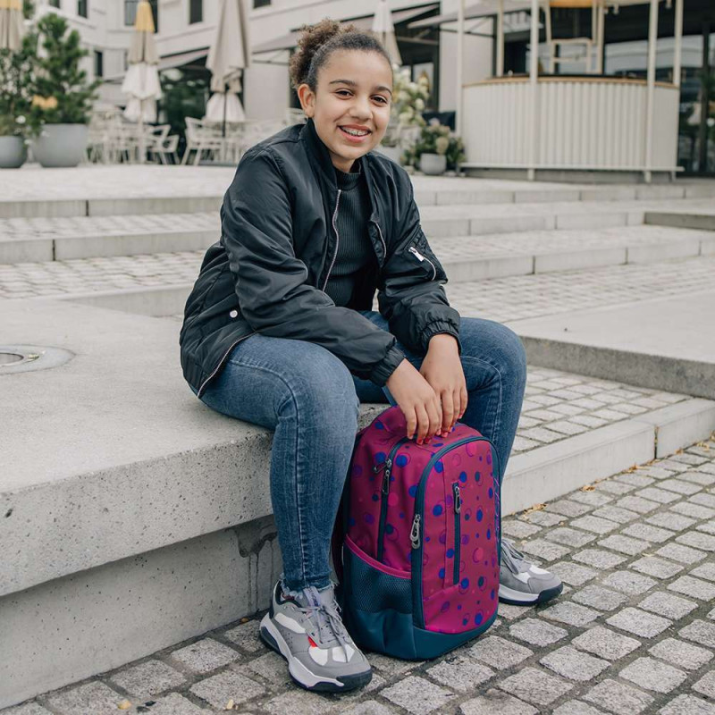 NEOXX Schulrucksack Flow Bubble me around mit Kind sitzend