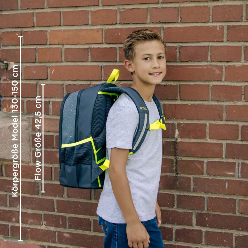 NEOXX Schulrucksack Flow BOOM! mit Kind seitlich