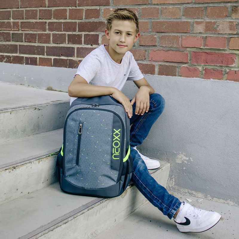 NEOXX Schulrucksack Flow BOOM! mit Kind sitzend