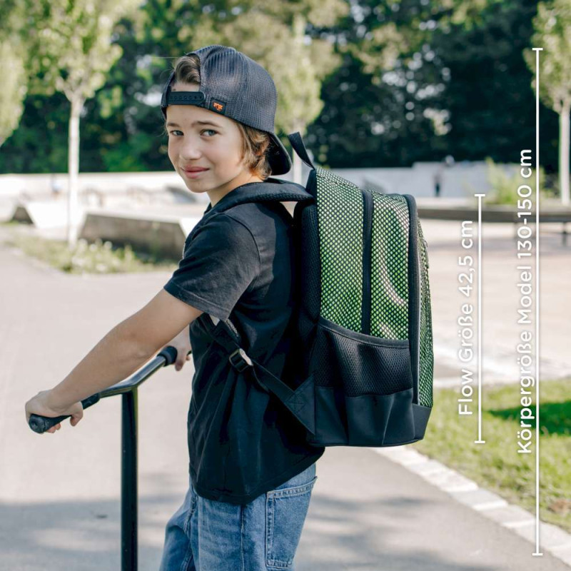 NEOXX Schulrucksack Flow All about Neon mit Kind seitlich