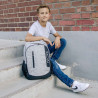 NEOXX Schulrucksack Flow Wool the World mit Kind sitzend