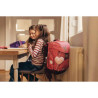 BELMIL Schulranzen COMFY PLUS Set 5 tlg - Coral Kind mit Schulranzen sitzend