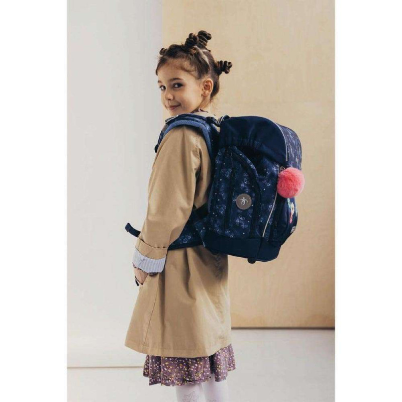 BELMIL Schulranzen COMFY PLUS Set 5 tlg - Sapphire Kind mit Schulranzen Rückansicht
