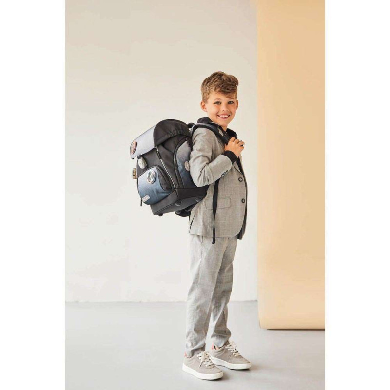 BELMIL Schulranzen COMFY PLUS Set 5 tlg - Black Grey Kind mit Schulranzen seitlich