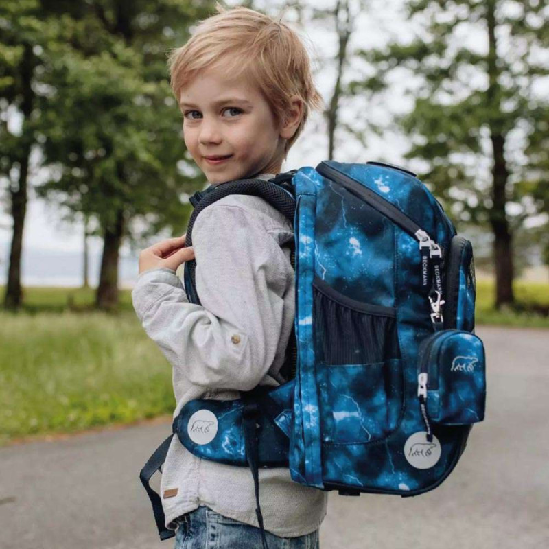 BECKMANN Schulranzen ACTIVE AIR FLX 6 tlg - Tech Rex Kind mit Schulranzen seitlich