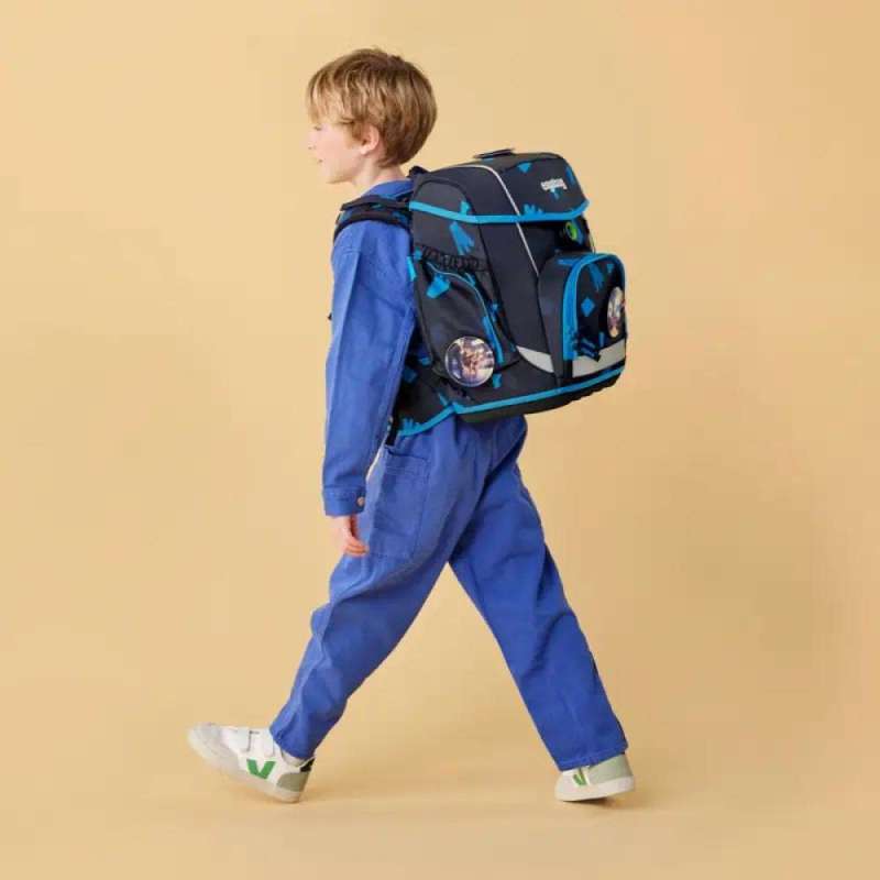 ERGOBAG Schulranzen Set 5 tlg CUBO - VerfolgBärjagd Kind mit Schulranzen seitliche Ansicht