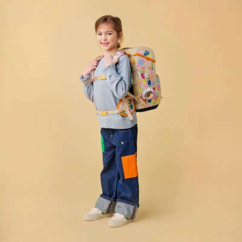 ERGOBAG Schulranzen Set 5 tlg CUBO - Flower PowBär Kind mit Schulranzen seitliche Ansicht