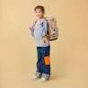 ERGOBAG Schulranzen Set 5 tlg CUBO - Flower PowBär Kind mit Schulranzen seitliche Ansicht