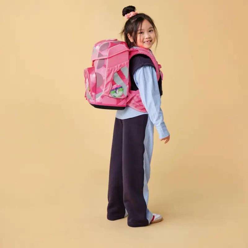 ERGOBAG Schulranzen Set 5 tlg CUBO - KuntBärbuntes Einhorn Kind mit Schulranzen seitliche Ansicht