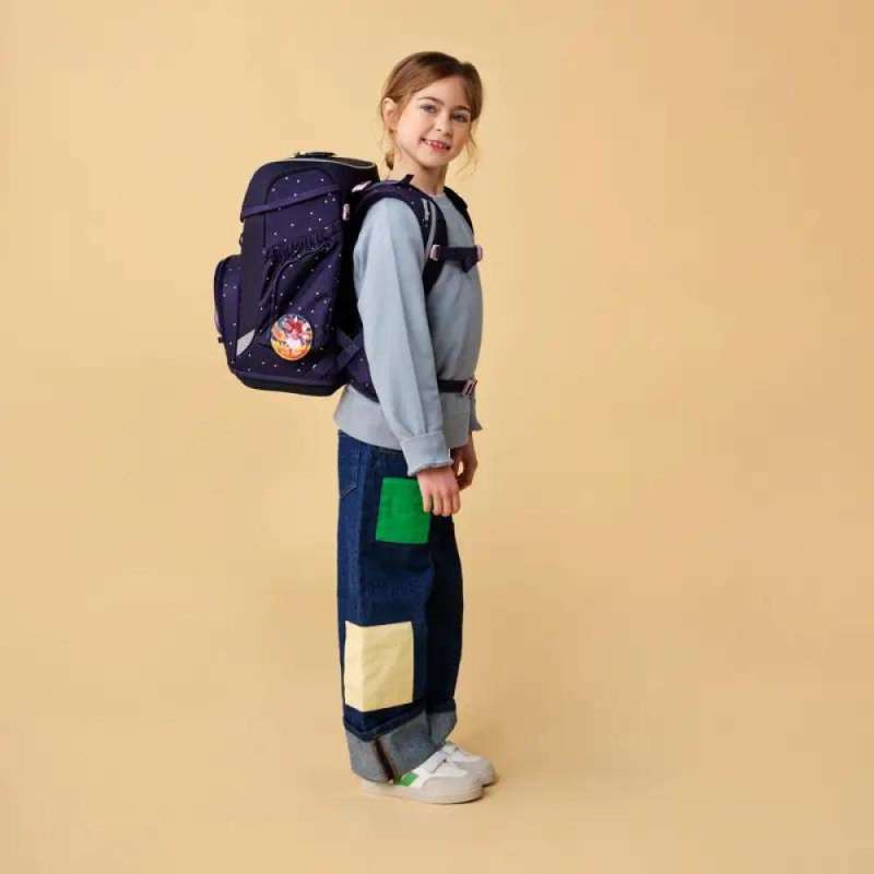 ERGOBAG Schulranzen Set 5 tlg CUBO - SternguckBär Kind mit Schulranzen seitliche Ansicht