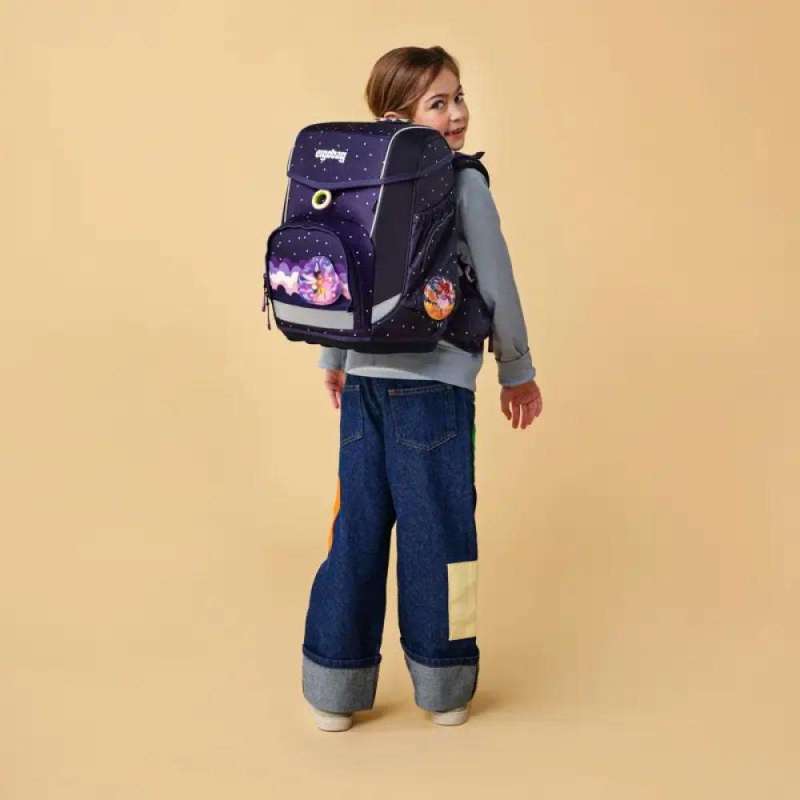ERGOBAG Schulranzen Set 5 tlg CUBO - SternguckBär Kind mit Schulranzen Rückansicht