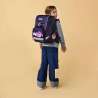 ERGOBAG Schulranzen Set 5 tlg CUBO - SternguckBär Kind mit Schulranzen Rückansicht