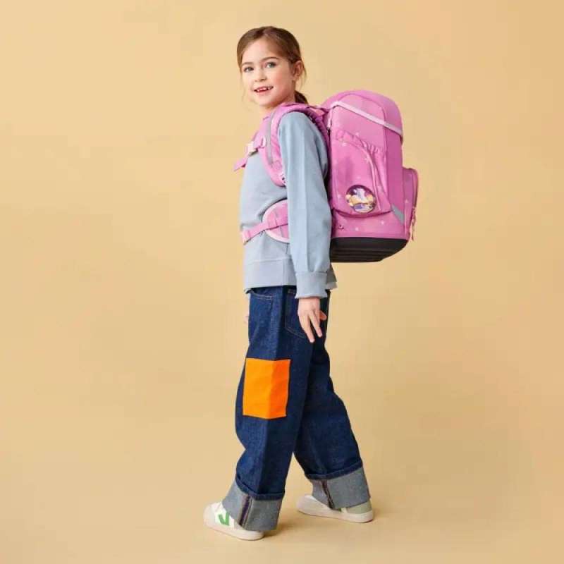 ERGOBAG Schulranzen Set 5 tlg CUBO - WolkenzauBär Kind mit Schulranzen seitliche Ansicht