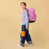 ERGOBAG Schulranzen Set 5 tlg CUBO - WolkenzauBär Kind mit Schulranzen seitliche Ansicht