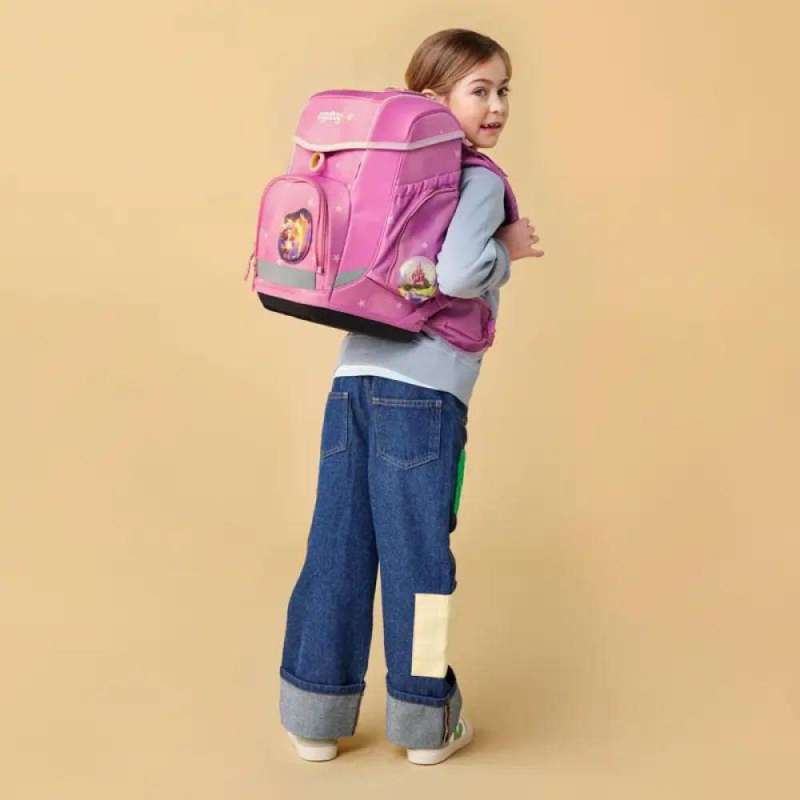 ERGOBAG Schulranzen Set 5 tlg CUBO - WolkenzauBär Kind mit Schulranzen Rückansicht