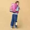 ERGOBAG Schulranzen Set 5 tlg CUBO - WolkenzauBär Kind mit Schulranzen Rückansicht