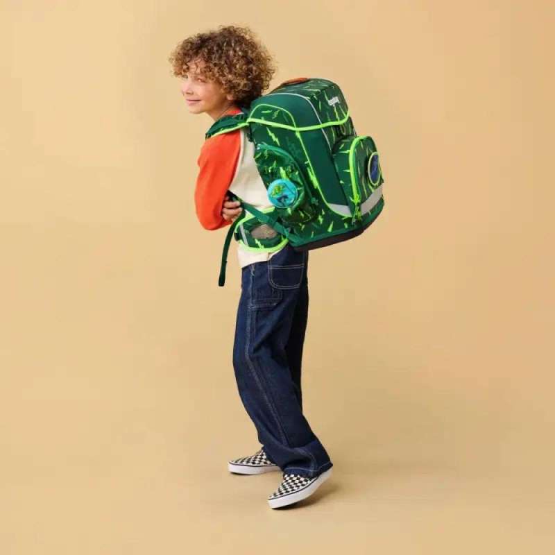 ERGOBAG Schulranzen Set 6 tlg CUBO LIGHT - Bärtastisch Kind mit Schulranzen Rückansicht