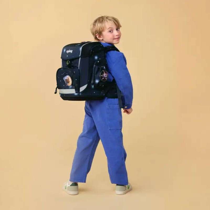 ERGOBAG Schulranzen Set 6 tlg CUBO LIGHT - KoBärnikus Kind mit Schulranzen Rückansicht