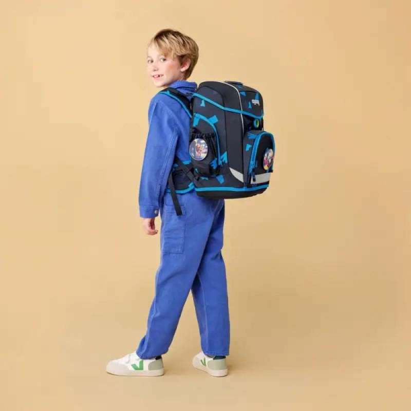 ERGOBAG Schulranzen Set 6 tlg CUBO LIGHT - VerfolgBärjagd Kind mit Schulranzen Rückansicht