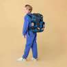 ERGOBAG Schulranzen Set 6 tlg CUBO LIGHT - VerfolgBärjagd Kind mit Schulranzen Rückansicht