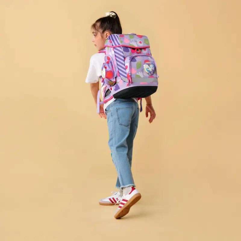 ERGOBAG Schulranzen Set 6 tlg CUBO LIGHT - BlütenzauBär Kind mit Schulranzen Rückansicht