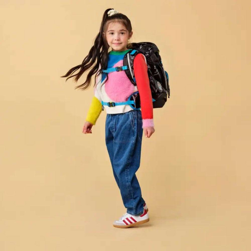 ERGOBAG Schulrucksack Set 6 tlg - Bärdektiv Kind mit Schulranzen seitliche Ansicht